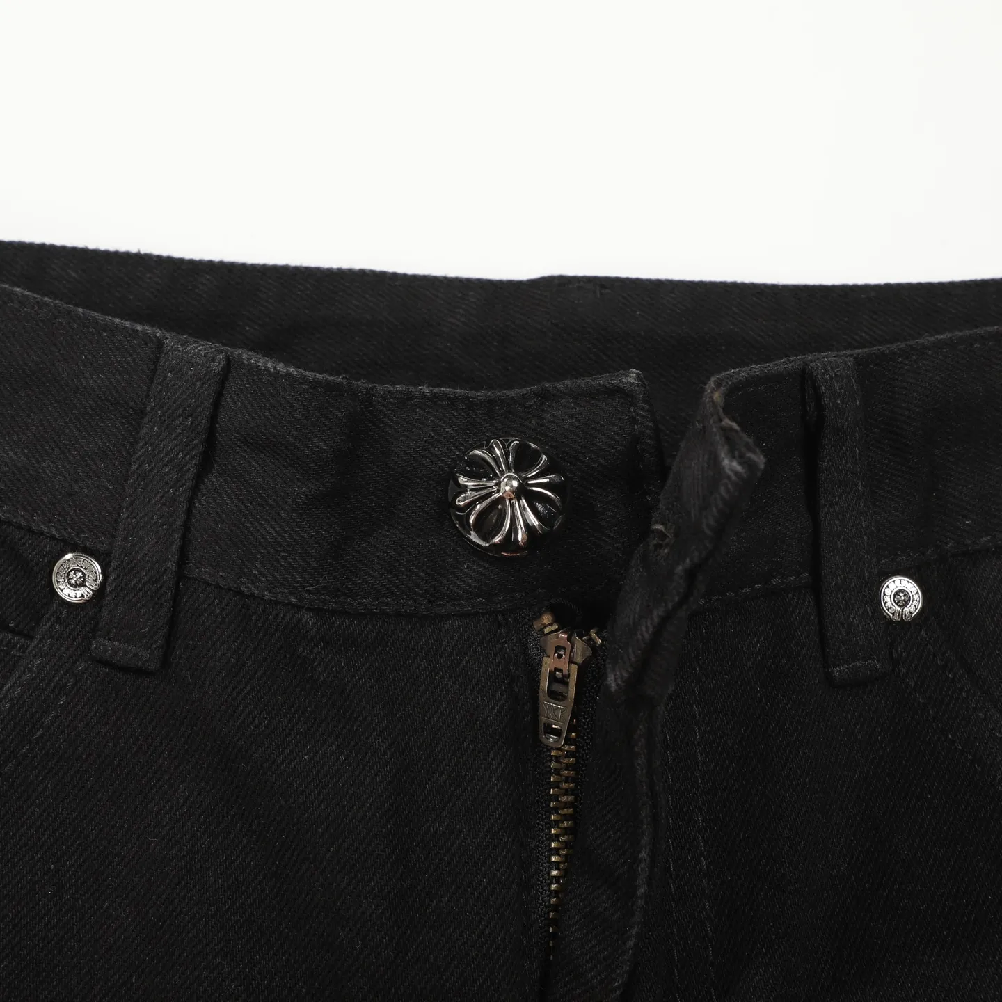 P240 Chrome Hearts 24SS Cross Sanskrit limited style graffiti printed leather jeans. Chrome Hearts limited edition leather washed jeans, Miami limited jeans, the entire cross leather is hand-made_different version, a heavy black blue cow fabric with moderate thickness and texture, antique metal silver label decoration, denim embedded thread manufacturing and production 💙Among Chrome Hearts' many trousers, its color is unique, and people are deeply attracted at a glance. It is made of beaded canvas fabric and has been washed with heavy water. The upper body is very textured, crisp and stylish, and will not collapse at all. The three-dimensional cut of the trousers has a first-class effect in modifying the shape of the legs. It can be easily controlled by any figure, and you can instantly become a street trendy person when you put it on.  🔩Customized hardware, full of texture, every detail is done to the extreme. The thick beaded canvas fabric becomes soft and skin-friendly after washing, and has excellent breathability, making it comfortable to wear all day long. Customized small leather label, unique design, simple yet elegant, exquisite workmanship, neat wiring, every detail demonstrates quality and style.  These pants are gender-neutral and can be worn by both men and women, easily creating a sense of fashion. Pair them with a T-shirt or sweatshirt and you can easily go out and hit the streets. Size: 28/30/32/34/36 Waist: 69/74/79/84/89 Pants length: 102/103/104/105/106